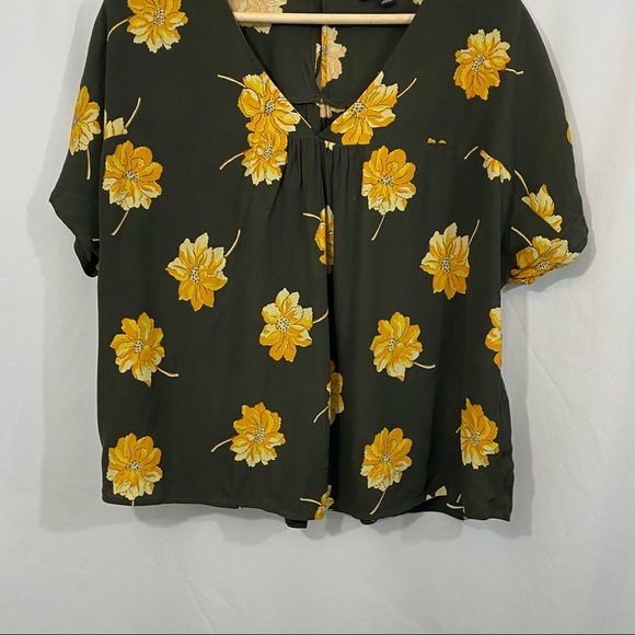 Madewell Rhyme Short Sleeve Keyhole Blouse Top in Fall Flowers - Picture 5 of 11